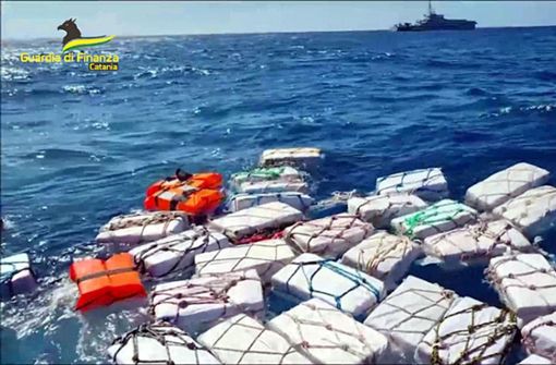 70 Pakete mit Drogen schwammen im Meer vor Sizilien. Foto: AFP/HANDOUT