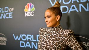 Jennifer Lopez trug ein Kleid von Sergio Hudson im Leoparden-Look. Foto: GETTY IMAGES NORTH AMERICA