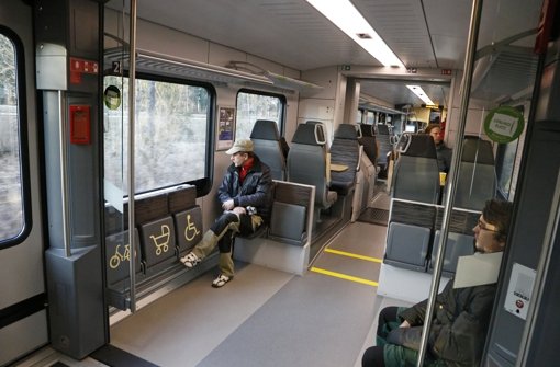 Fahrgäste sitzen bei Kolbermoor (in Bayern) während der Rückfahrt des ersten Meridian-Zuges nach dem schweren Zugunglück bei Bad Aibling im Zugabteil. Foto: dpa