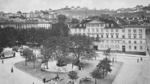 Vor über 100 Jahren war der Charlottenplatz ein richtiger Platz mit Park, Bäumen und einem Pissoir (unten). Im Hintergrund: das Kriegsministerium. Foto: /Stuttgart History to go