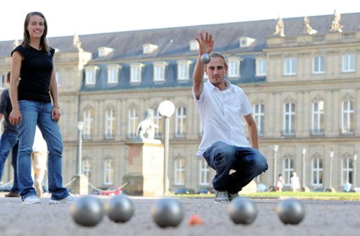 Das Boulespielen, hier auf dem Schlossplatz, ist in Stuttgart jetzt wieder erlaubt. Foto: dpa/Bernd Weissbrod