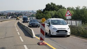 Die   Körschtalbrücke ist halbseitig gesperrt,  wodurch die Autofahrer zwangsläufig mit Beeinträchtigungen rechnen müssen. Foto: Horst Rudel