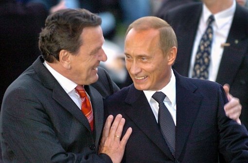 Der deutsche Ex-Bundeskanzler Gerhard Schröder und Kremlchef Wladimir Putin pflegen schon lange einen freundschaftlichen Umgang. (Archivfoto) Foto: dpa