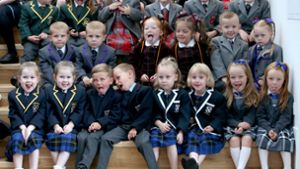 13 Zwillingspaare posieren in der St. Patrick Grundschule in Greenock (Großbritannien) für einen Fototermin. Foto: Jane Barlow/PA Wire/dpa