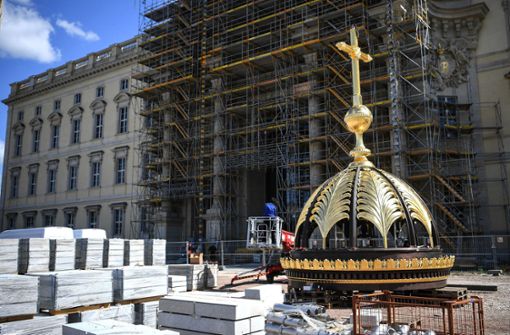 Das Kreuz für die Kuppel steht auf der Baustelle vor dem Berliner Stadtschloss bereit. Foto: dpa/Britta Pedersen
