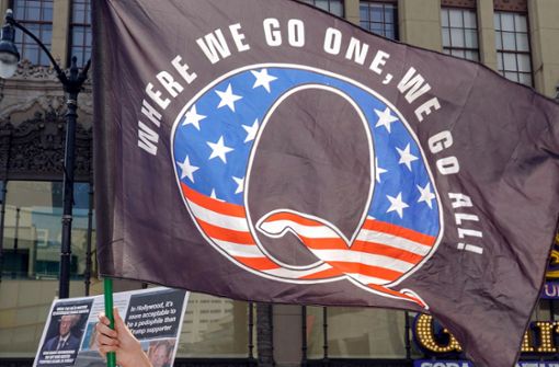 Eine Flagge der verschwörerischen QAnon-Bewegung, die in den USA ihren Ursprung hatte Foto: AFP/Kyle Grillot