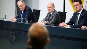 Nach mehr als sechs Stunden traten Niedersachsens Regierungschef Weil, Bundeskanzler Scholz und NRW-Ministerpräsident Wüst endlich vor die Presse. Foto: dpa/Bernd von Jutrczenka