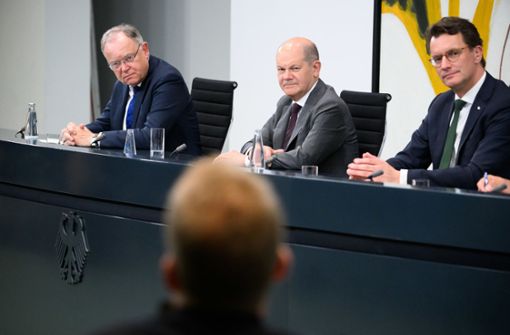 Nach mehr als sechs Stunden traten Niedersachsens Regierungschef Weil, Bundeskanzler Scholz und NRW-Ministerpräsident Wüst endlich vor die Presse. Foto: dpa/Bernd von Jutrczenka