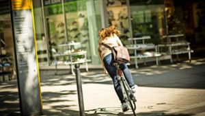 Das Risiko fährt auch in Stuttgart mit – ohne Helm auf dem Fahrrad. Foto: Lichtgut/Leif Piechowski