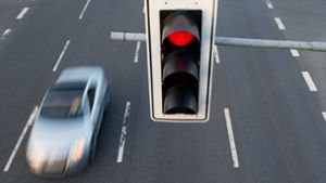 Der Lastwagenfahrer hat die rote Ampel übersehen. Foto: dpa/Julian Stratenschulte