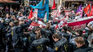 Einheiten der Polizei stoßen während der Revolutionären 1. Mai Demo in der Stuttgarter Innenstadt mit Demonstrationsteilnehmern zusammen. Dabei wurde auch Pfefferspray angewendet. Foto: Christoph Schmidt/dpa