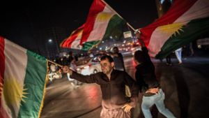 Auf den Straßen von Erbil feiern die Kurden den klaren Ausgang des Referendums. Foto: dpa