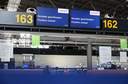 Wegen  des Streiks von  Eurowings-Piloten  herrscht am Landesflughafen Stuttgart am Montag gähnende Leere – und Schalter sind unbesetzt. Foto: Lichtgut/Leif Piechowski