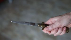 Einer der Täter soll den jungen Mann mit einem Messer bedroht haben. (Symbolbild) Foto: imago images/SKATA/via www.imago-images.de