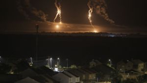 Leuchtraketen fliegen über dem Gazastreifen (Archivbild). Foto: dpa/Leo Correa