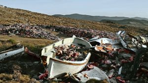 Boote und Rettungswesten: die Überreste der großen Flüchtlingswelle vom vergangenen Jahr auf der griechischen Insel Lesbos. Foto: AFP