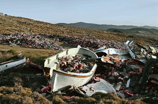Boote und Rettungswesten: die Überreste der großen Flüchtlingswelle vom vergangenen Jahr auf der griechischen Insel Lesbos. Foto: AFP