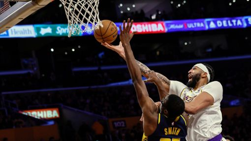 Lakers-Forward-Center Anthony Davis (r) punktet - insgesamt sorgte er für 36 Zähler. Foto: Etienne Laurent/AP/dpa