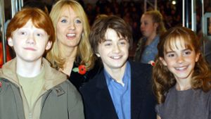 Die Schauspieler Rupert Grint (vorne von links nach rechts), Daniel Radcliffe und Emma Watson und die Autorin J. K. Rowling (hinten) im Jahr 2001 Foto: dpa/William Conran