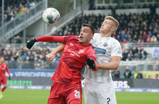 Beim SV Sandhausen hat der VfB Stuttgart mit Philipp Förster (links)  1:2 verloren. Unsere Redaktion hat die Leistungen der VfB-Profis wie folgt bewertet. Foto: Pressefoto Baumann/Hansjürgen Britsch