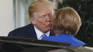 Donald Trump begrüßt Angela Merkel mit zwei Küsschen auf die Wange. Foto: AP