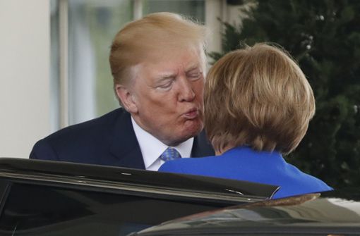 Donald Trump begrüßt Angela Merkel mit zwei Küsschen auf die Wange. Foto: AP