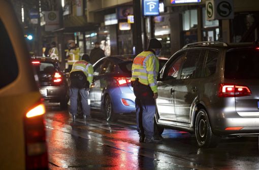 Polizeibeamte kontrollieren Autofahrer, die nach 20 Uhr unterwegs sind. Foto: Lichtgut/Julian Rettig