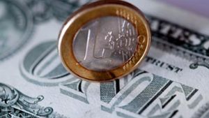 Ein Dollar kostet aktuell etwas über einen Euro. Foto: picture alliance/Oliver Berg