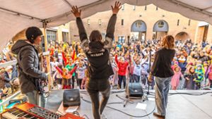 Lehrkräfte der Fellbacher Popmusic School spielen wieder live bei der Aktion„One Billion Rising“ im Rathausinnenhof. Foto: Frank Eppler