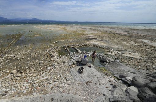 Der Wasserstand des Gardasees ist stark gesunken, wodurch die Steine, die die Halbinsel von Sirmione umgeben, freigelegt wurden. Foto: dpa/Antonio Calanni