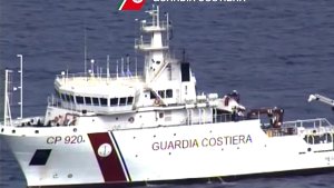 Die CP 920 Gregoretti sucht nach Opfern des Flüchtlingsunglücks vor Lampedusa. Foto: ITALIAN COAST GUARD/dpa