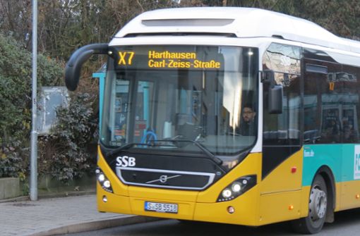Der neue Expressbus X 7  kommt etwas moderner daher als sein großer Bruder, ein Gelenkbus der 77er-Linie. Foto: Otto-H. Häusser