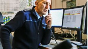 Beim  Leiter der Autobahnpolizeiwache in Stuttgart,  Jürgen Helgert, häufen sich   derzeit  die Anrufe. Gegen den Stress betreibt der 59-Jährige  Triathlon. Foto: factum/Granville, SDMG