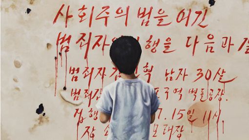 Der Junge liest eine Ankündigung zu einer Hinrichtung. „Der Junge war ich, vor ungefähr 30 Jahren. Und das, was ich sah, war grauenvoll“, sagt Kang Chun-hyeok. Foto: Kang Chun-hyeok