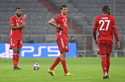 Die ernüchterten Bayern-Profis Eric Maxim Choupo-Moting, Thomas Müller und David Alaba im Spiel gegen PSG – fehlt eigentlich nur noch Rudi Ratlos. Foto: dpa/Sven Hoppe