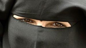 Der Niqab ist ein Schleier, der das  Gesicht vollständig bedeckt  und  nur die Augen freilässt. Foto: dpa