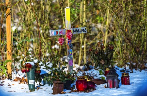 Januar 2017: Vor dem Landgericht beginnt der Prozess um den Mord an Nadine E. Am Fundort in Eglosheim erinnern Blumen und Kerzen an die 36-jährige Mutter von zwei Kindern. Foto: Karsten Schmalz/Archiv