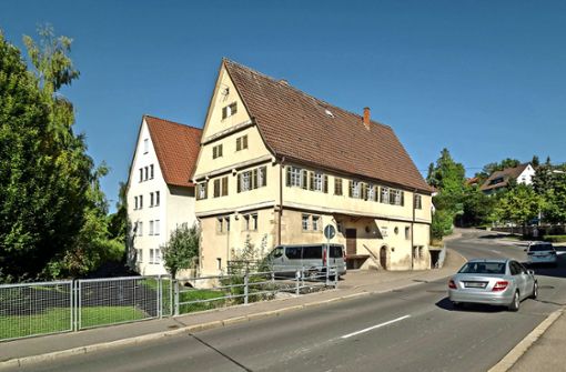 Die historische Obere Mühle liegt direkt an der Aidlinger Hauptstraße. Foto: factum/Weise