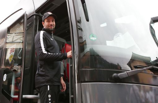 Abfahrt: Trainer Sebastian Hoeneß steigt in den Mannschaftsbus. Für den VfB Stuttgart geht es vorzeitig zurück. Foto: Pressefoto Baumann/Alexander Keppler