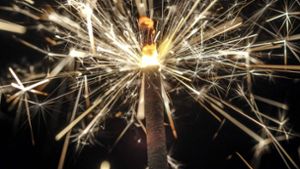 So mancher braucht kein großes Feuerwerk – eine Wunderkerze reicht auch. Foto: Lichtgut/Leif Piechowski