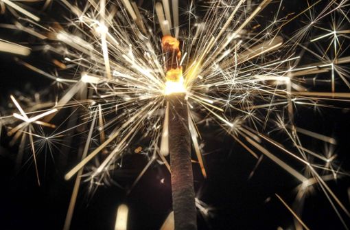 So mancher braucht kein großes Feuerwerk – eine Wunderkerze reicht auch. Foto: Lichtgut/Leif Piechowski