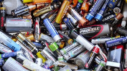 Blei ist in herkömmlichen Batterien enthalten und wird ebenso für den Bau von Elektroautos benötigt. Foto: IMAGO/Geisser/IMAGO/Manuel Geisser