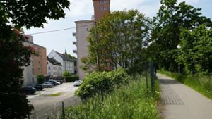 Der Evangelische Verein will auf seinem Parkplatz ein Gebäude mit fast 60 Wohnungen errichten. Rechts ist der Neckardammweg zu sehen. Foto: Uli Nagel