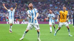 Happy End: Der gefeierte Torschütze Lionel Messi und seine Argentinier haben das geschafft, worauf der Superstar so lange gewartet hatte. Foto: dpa/Tom Weller