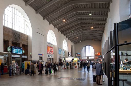 Die Verantwortlichen der Bahn stellten am Montag in Stuttgart die Pläne für den Umbau des sogenannten Bonatzbaus vor. Foto: dpa