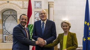 Der libanesische Ministerpräsident Nadschib Mikati (Mitte) empfängt den zypriotischen Präsidenten Nikos Christodoulidis (links) und die Präsidentin der Europäischen Kommission Ursula von der Leyen Foto: dpa/Hassan Ammar