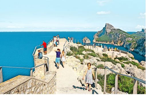 Auch Mallorca will nachhaltigen Tourismus mehr fördern: Das beliebte Cap Formentor wird diesen Sommer erstmals für Individualverkehr gesperrt. Foto: Mauritius Images