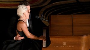Inniger Moment bei den Oscars: Lady Gaga und Bradley Cooper singen „Shallow“. Foto: GETTY IMAGES NORTH AMERICA
