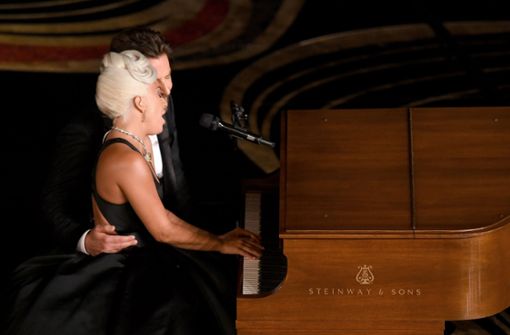 Inniger Moment bei den Oscars: Lady Gaga und Bradley Cooper singen „Shallow“. Foto: GETTY IMAGES NORTH AMERICA