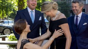 Ein tiefer Knicks vor der Königin: Dänemarks Kronprinzessin Mary (links) und Königin Máxima der Niederlande Foto: IMAGO/PPE/IMAGO/PPE